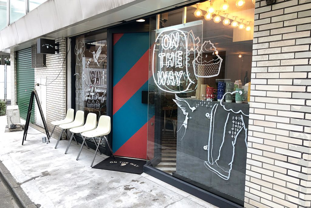 話題のコーヒースタンド「ON THE WAY」も