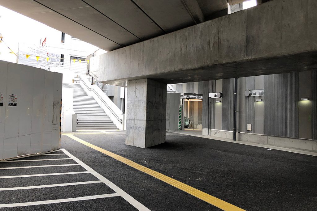 京王線の橋脚があるのでわかりにくいのですが、角度を変えることこんな感じです