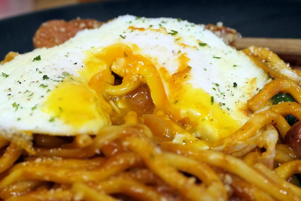 「スーパーナポリタン」にこのお店の半熟目玉焼きは合う、とても合う