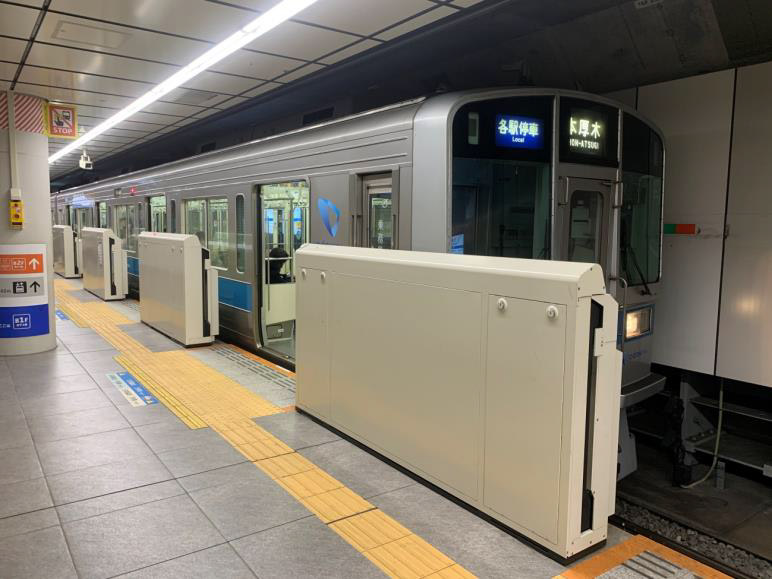 小田急線下北沢駅地下一階ホーム