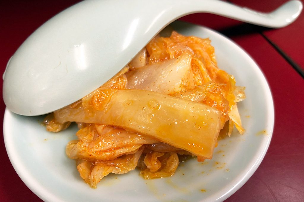 オーダーするとすぐに提供される辣白菜(ラッパーサイ)、キムチではなく辣白菜、味わいもキムチとは違います