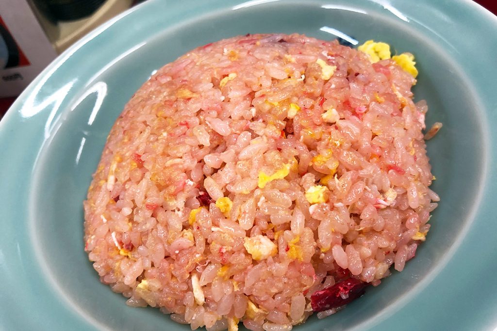 色が赤いことで有名な、珉亭のチャーハン