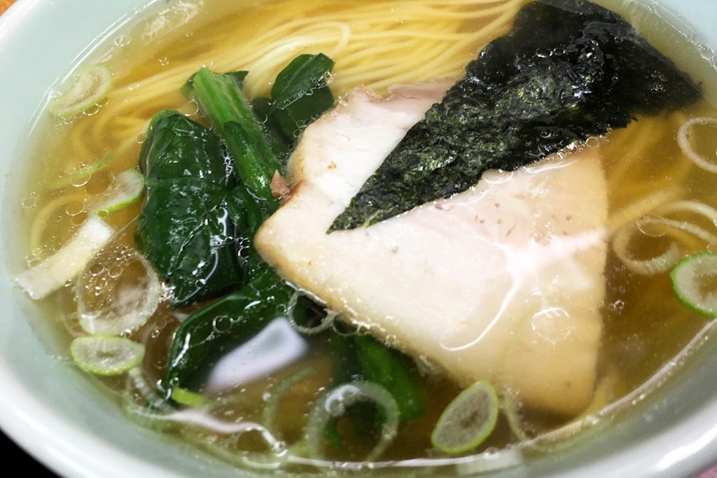 ラーメンはすっきりとした澄んだスープにチャーシュー・ほうれん草・のり・ネギがのります