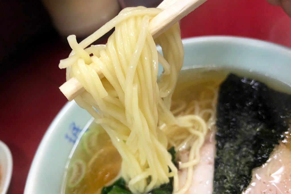 ラーメンの麺は細麺、すっきりしたスープにマッチするクセのない麺です