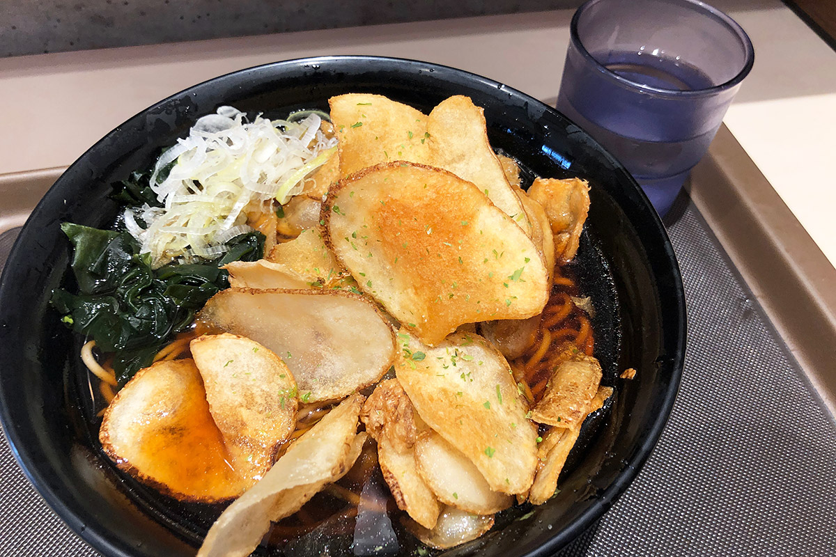 富士そばの「ポテトチップスそば」450円（税込）