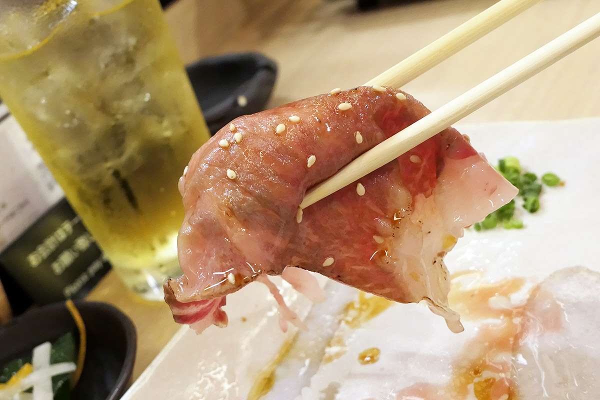 おそるおそるハシでつまみ、いただきます