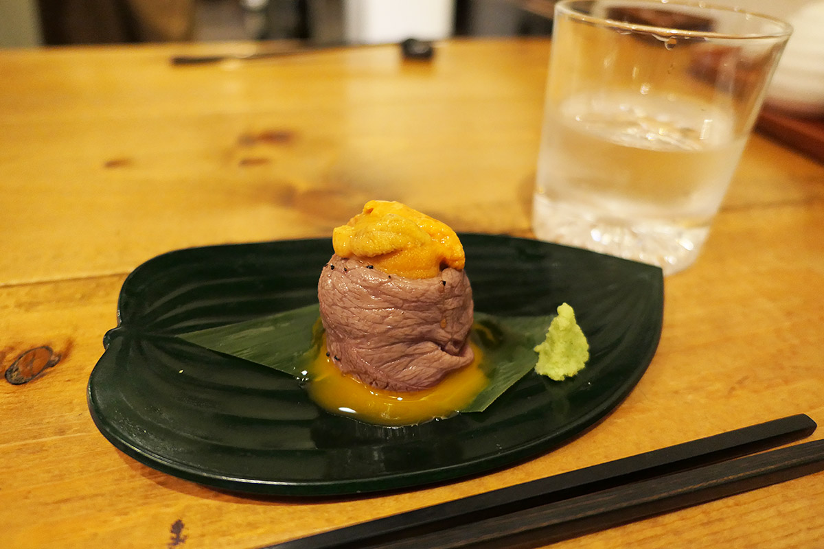 うに酒場の「雲丹専門店A5和牛と雲丹の握り」