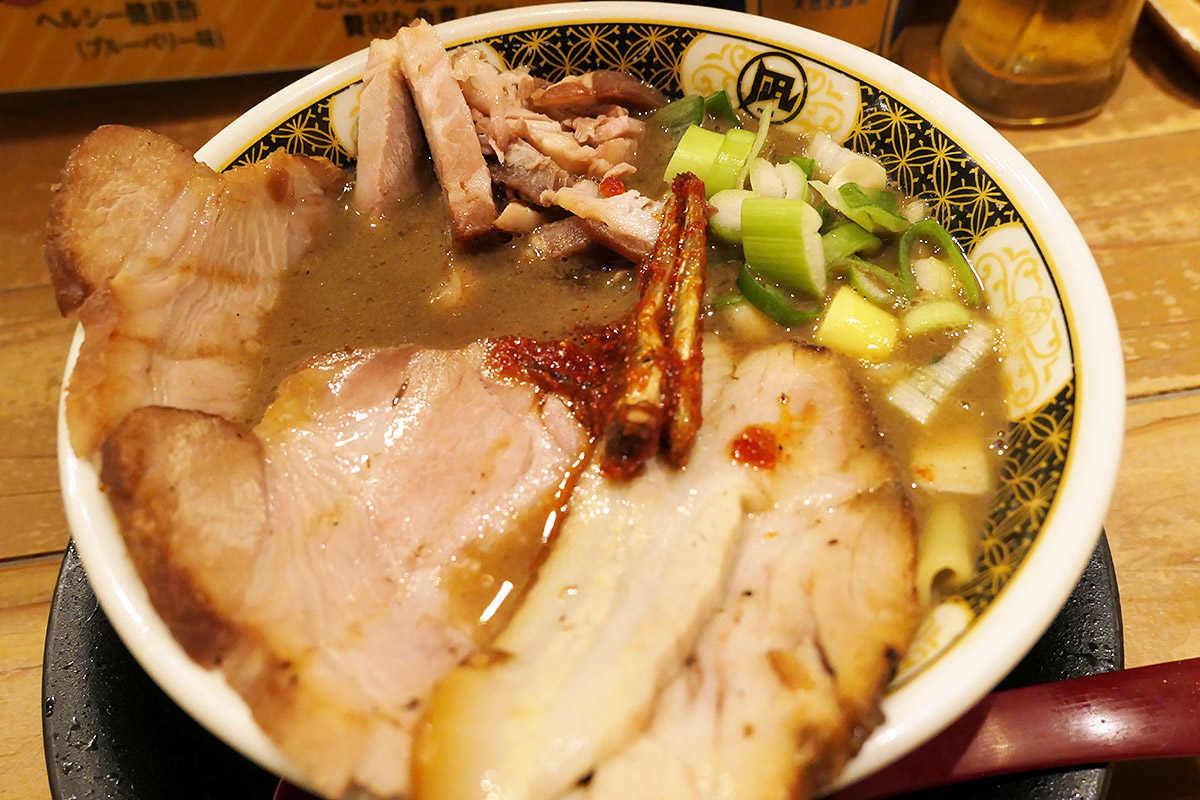 ラーメン凪の「3種のチャーシューのすごい肉煮干ラーメン」