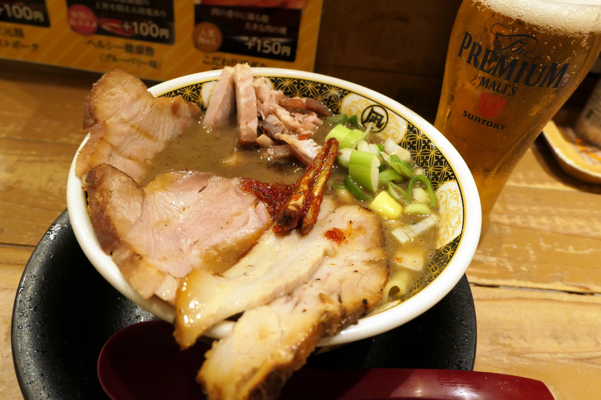ラーメン凪の「3種のチャーシューのすごい肉煮干ラーメン」