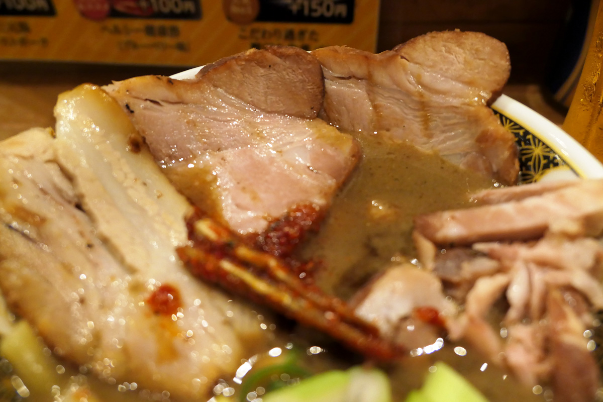丼からはみ出るチャーシュー