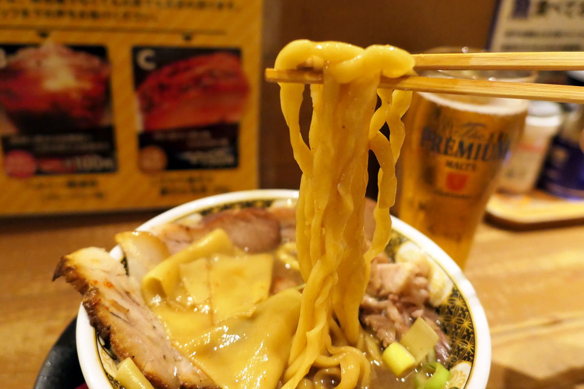 極太ちじれ麺がスープによく絡みます