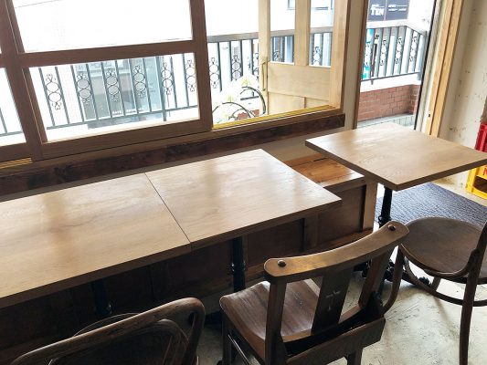 「yuzuki」さんの店内、テーブル席と