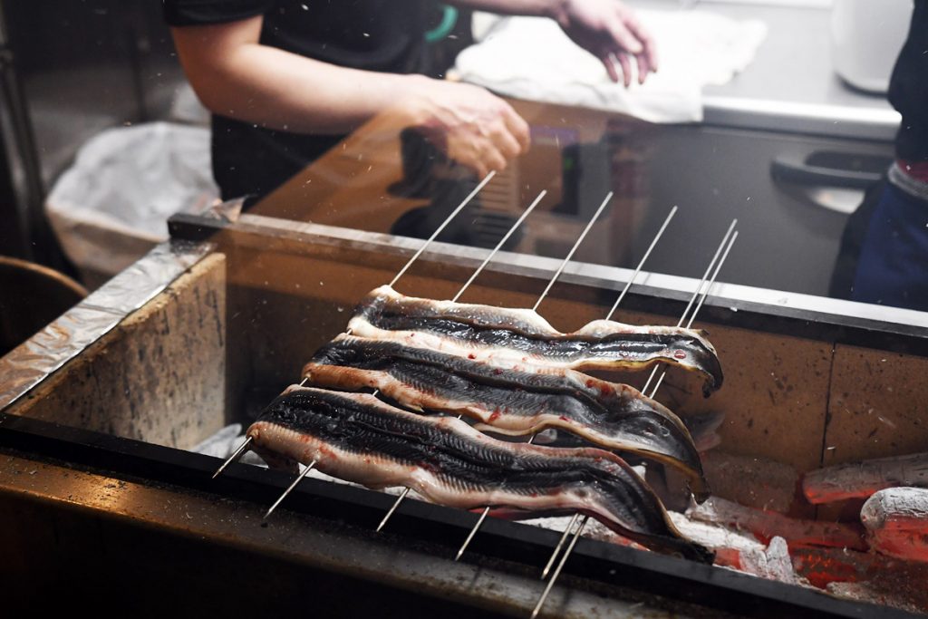 活きた鰻を関西風の調理法「腹開き」で捌き、直接焼く「時焼き」で焼き上げます。関東のように蒸しません