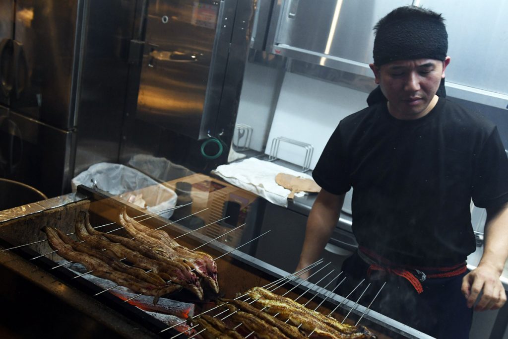 「長焼き」と呼ばれる割いた鰻を分割せず頭をつけたまま、そのまま駆使に打って焼く手法で焼き上げます