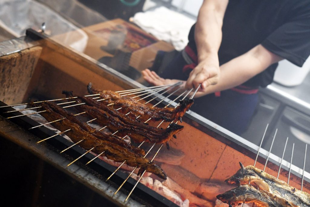 タレをつけるのは一度のみ、再び備長炭で焼き上げ、パリッと焼き上げます