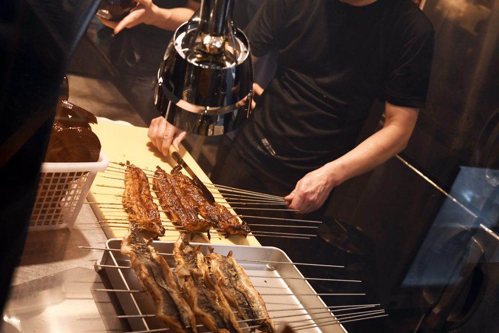 焼き上がった鰻は、すぐに串を外されひつまぶしに適したサイズにカットされます