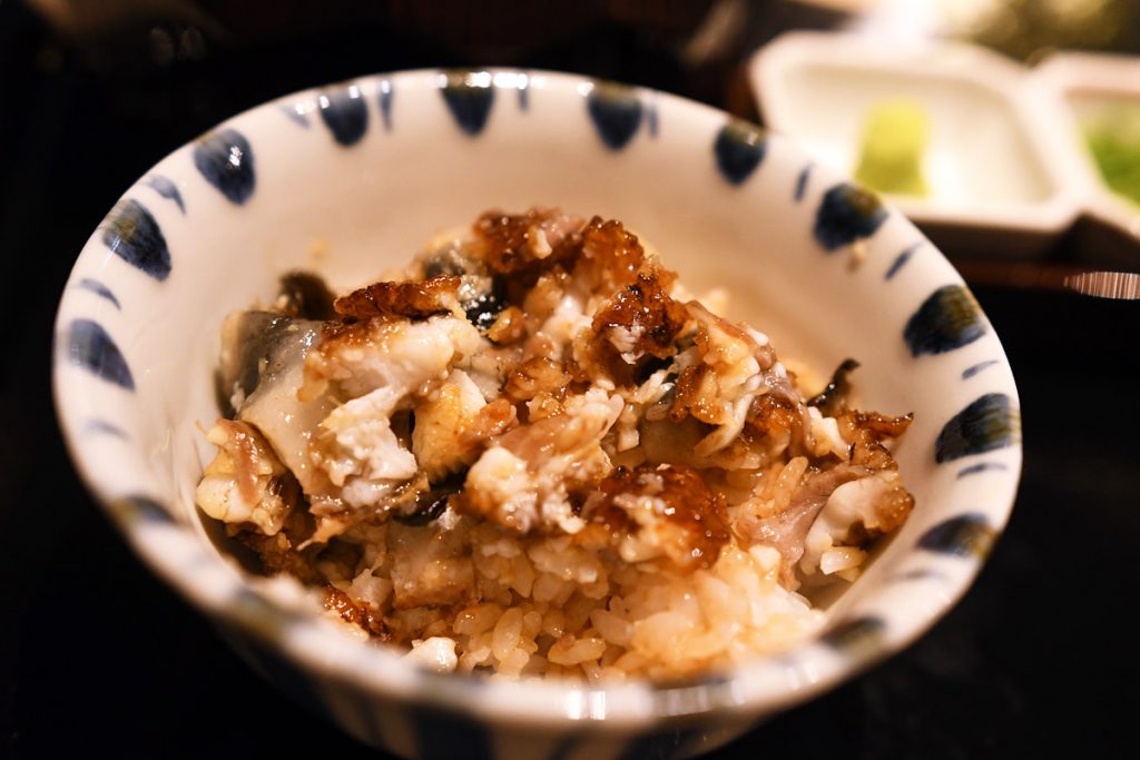 おひつの中のひつまぶしを四等分しお茶碗へ、まずはそのままいただきます