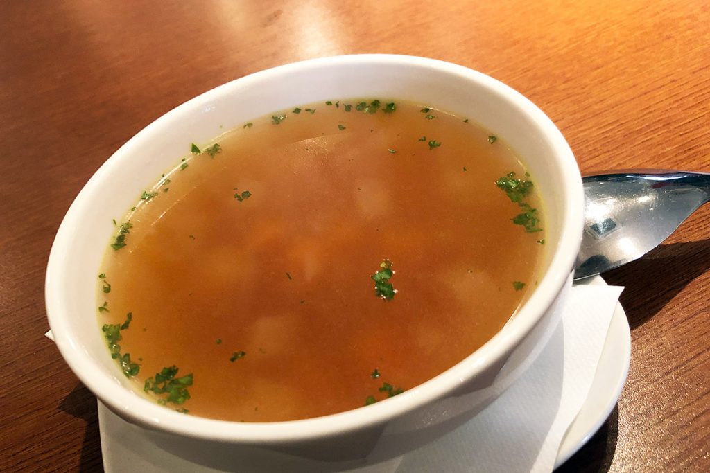 シンプルでありながらしっかりした味わいのスープ