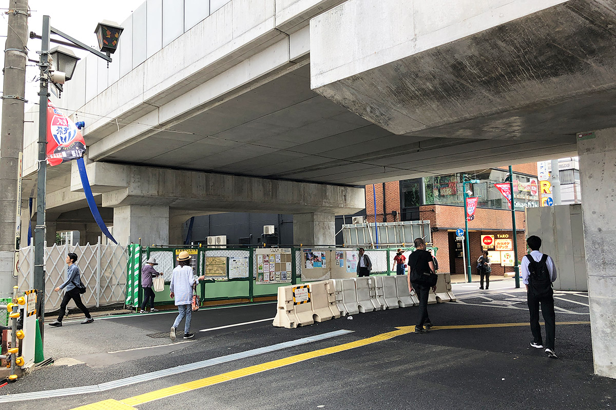 下北沢駅前の広場を右に進み、さらに道路を右へ進みます