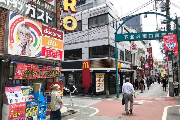 下北沢南口商店街のアーチの交差点を、左に曲がります