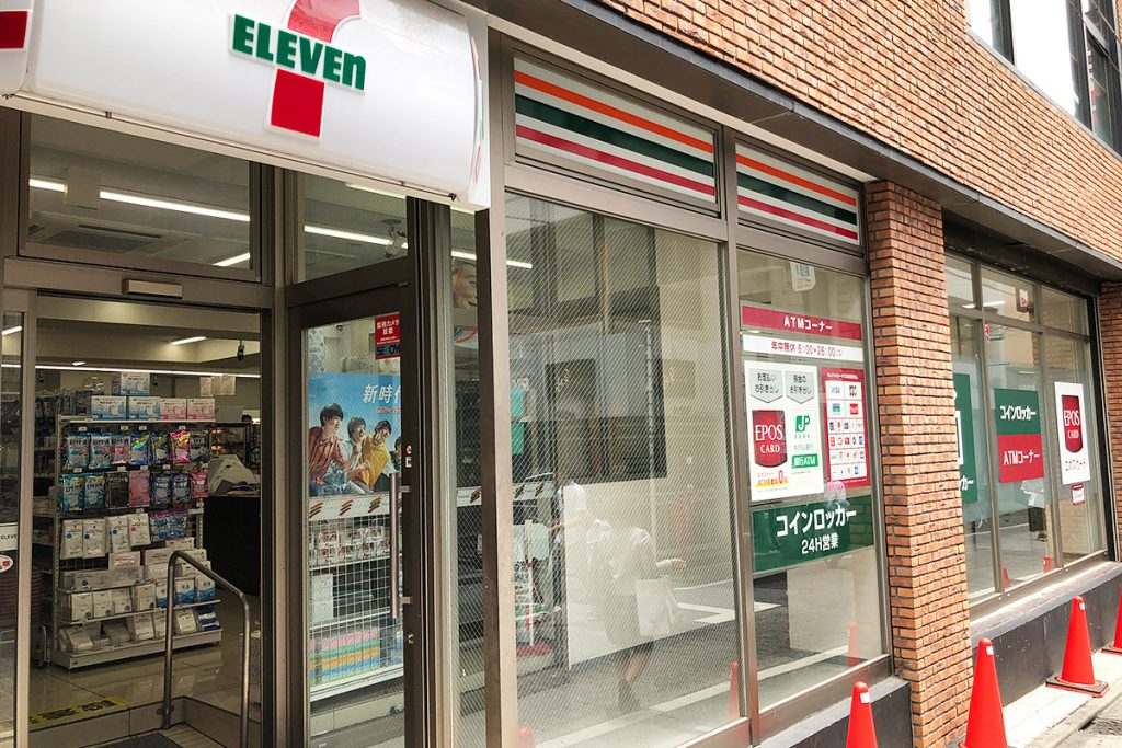 ちょっと進んだ左手、セブンイレブンの入り口の右側がコインロッカーの入り口になります