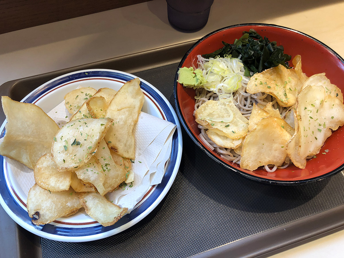 富士そばの「冷やしポテトチップスそば」＋「追いポテチ」