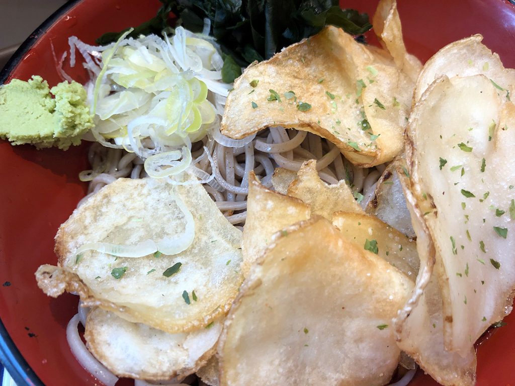 冷たいお蕎麦に、揚げたてのポテトチップス。なんすか、なんか悪魔とか召喚できる感じっすか??