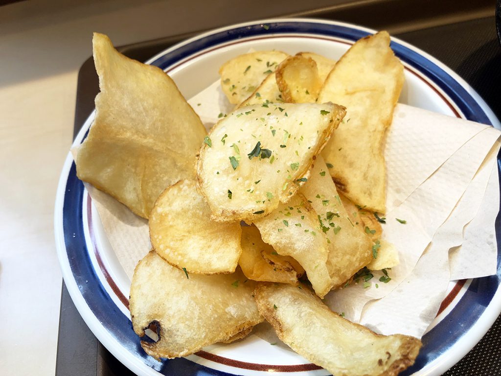 「追いポテチ」ももちろん揚げたて、めっちゃ旨い。ポテトチップスも揚げたてが旨いんだなーーー