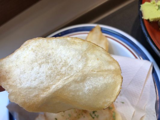 ポテトチップスも揚げたてが旨いんだなーーー。もう、お蕎麦なんて頼まなくて、ポテチとビールで一杯やればよかった