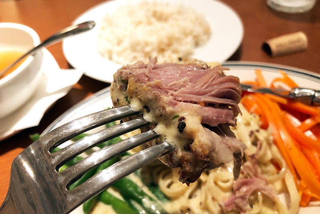 低温のオイルでじっくり調理した豚肉は、想像を超えるやわらかさ