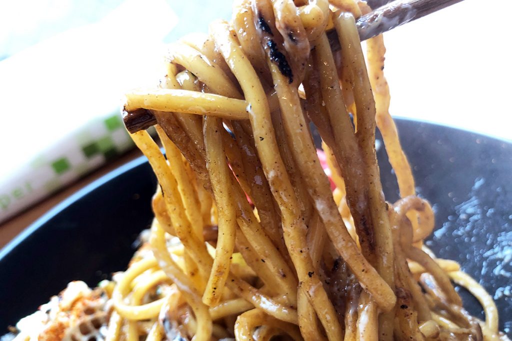 この艶、下北沢、いや日本でここでしか味わうことができない、オンリーワンスーパー焼きそば