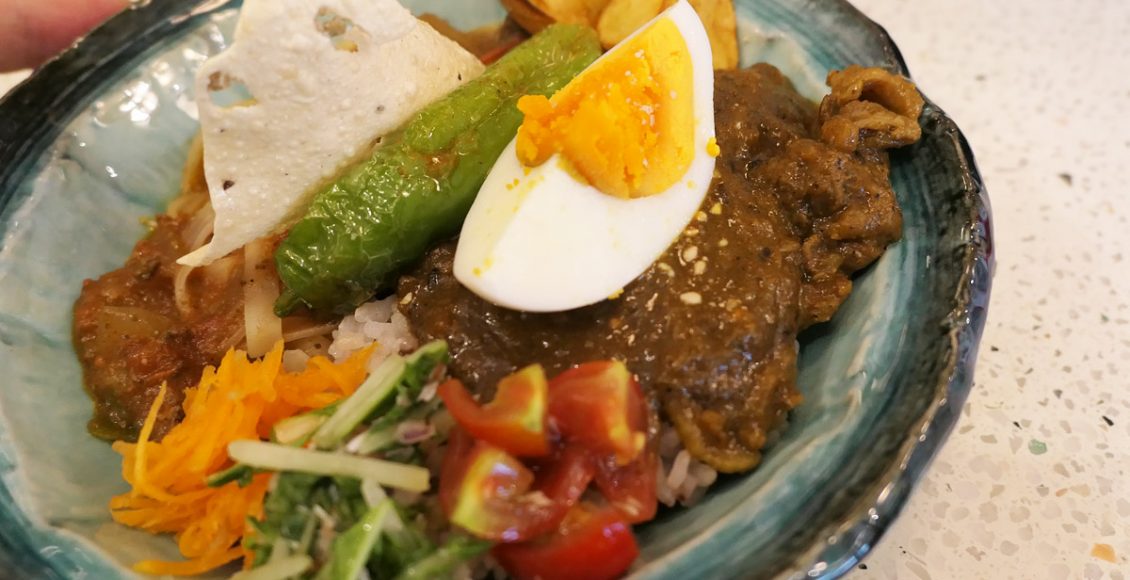 Kumeysの『八百屋さん自慢の阿蘇和牛あか牛カレー＆スパイスカレーフォー』