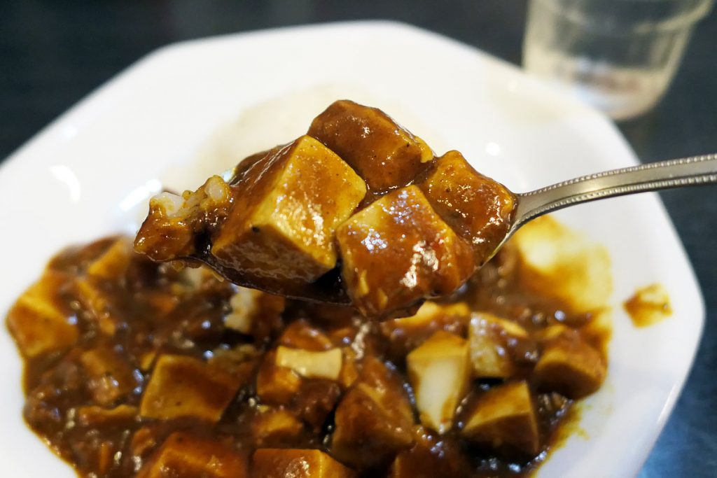 香りは完全にカレー、豆腐が入っているカレー