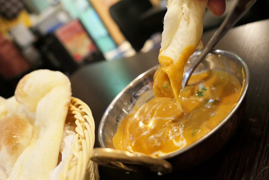 甘めのナンに、まろやかなチキンカレーが合います