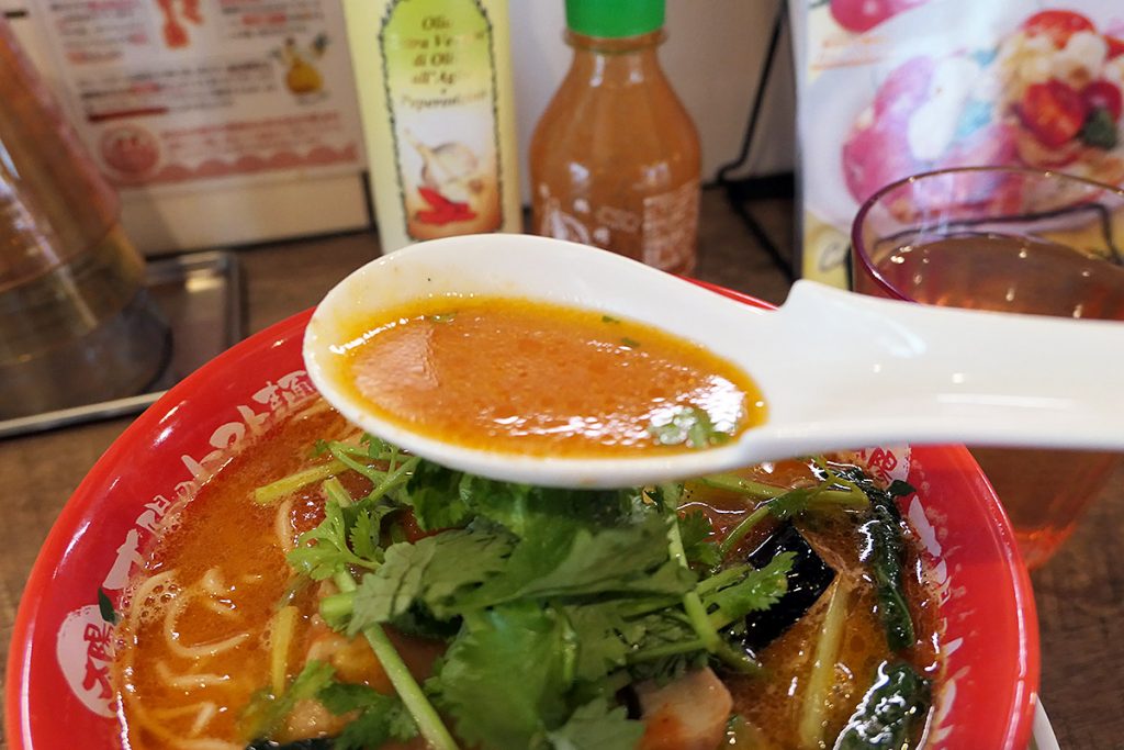 まさにトマト麺を感じさせるスープの色