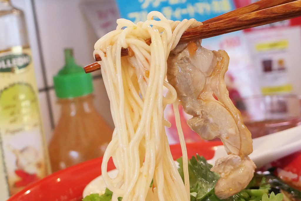 アジアンフードテイストの鶏肉が、麺とスープに合います