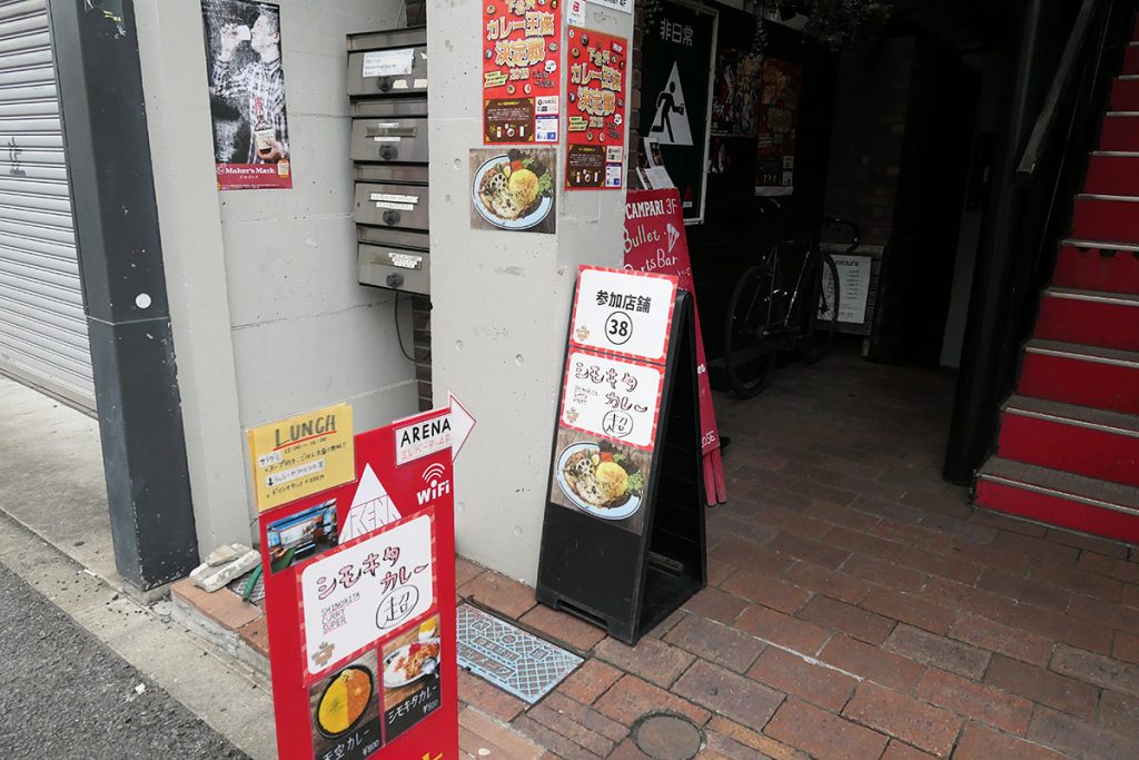 ARENA下北沢へは、奥のエレベーターから4階へ。階段ではたぶん行けないです