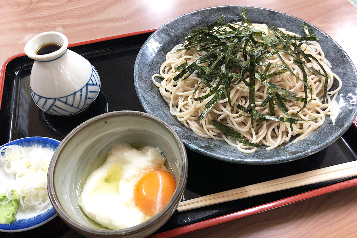 広栄屋の「とろろ蕎麦」820円、大盛りなので920円です