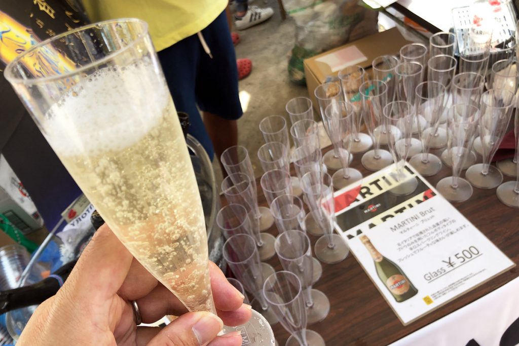 街のお祭りなのに、、、スパークリングワインも飲めちゃいます
