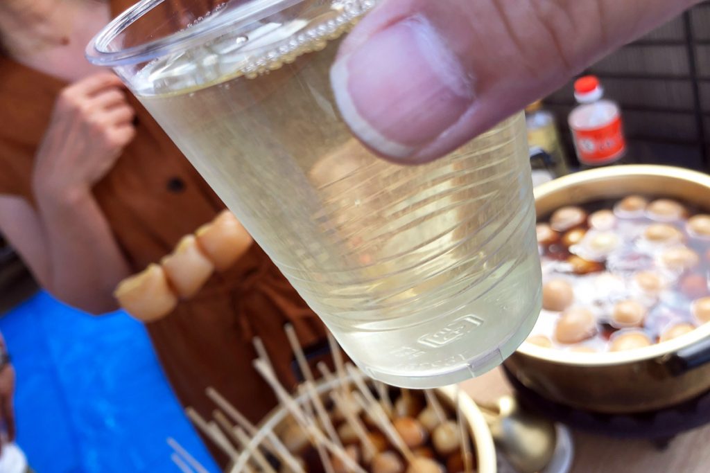 玉こんにゃくと、日本酒樽平、もはや完全に酔っ払い、、、