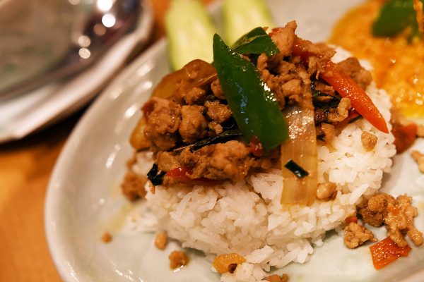 タイの人気定番メニュー・鶏挽肉のバジル炒めの「ガパオライス」、正式名称は「ガイ・パット・ガパオ・ラート・カオ」