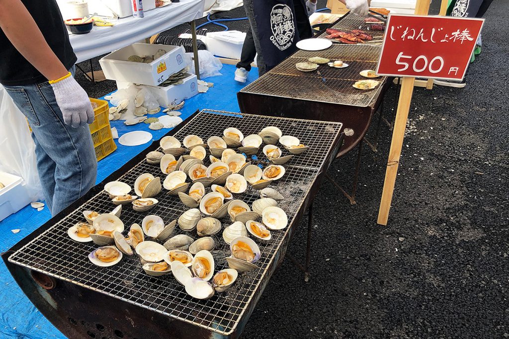 ハマグリ焼きをはじめとして、いか焼き、ホタテ焼きなど海産物がいっぱい