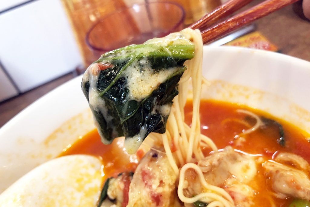 とろけるチーズが麺とトマトベースのスープに絡みおいしい!