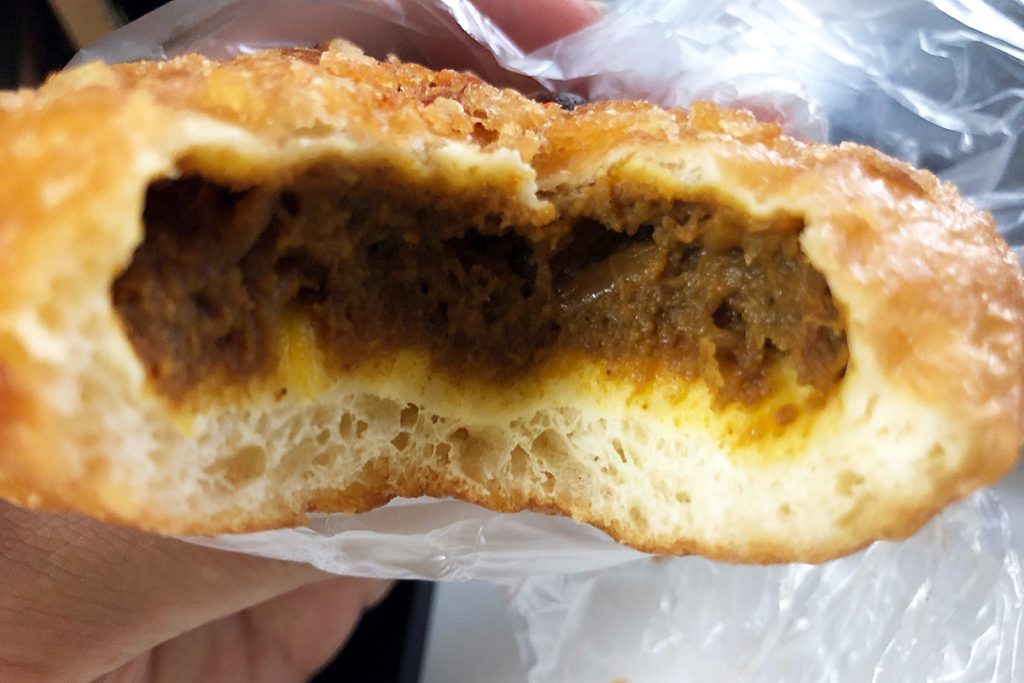 そうそう、これがアンゼリカのカレーパンの味!カレーがぎっしりです