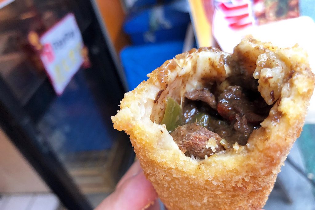 カレーパンというよりコロッケのような形状ですが、中にはピンピンコロリカレーがぎっしり。生地もしっかりしていて食べ応えも抜群。肝心のお味ですが、オタネニンジン特有の苦みが面白いアクセントになっていて不思議な味わい。健康になりそう!