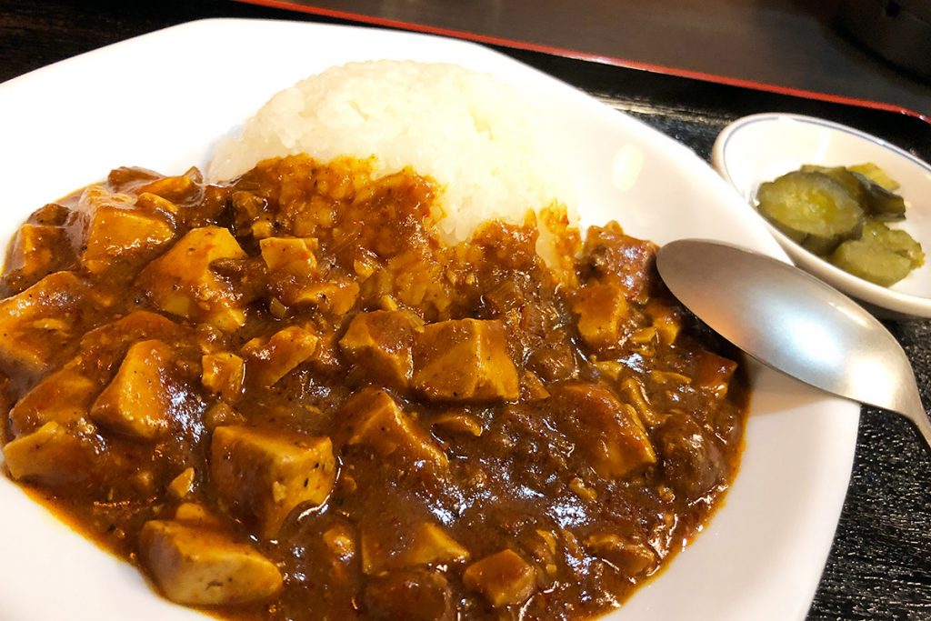 ミニサイズを頼んだけど、まあまあのボリューム。一口食べると、キッターー! 中華とインドのスパイスの殴り合い、ガチ殴り合い。口の中で中華とインドが喧嘩しまくりです。超ハイパー乱暴な麻婆カレー!!!