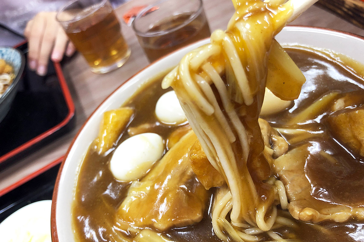 広栄屋で最も食べているメニューがカレー蕎麦、変わらないおいしさ