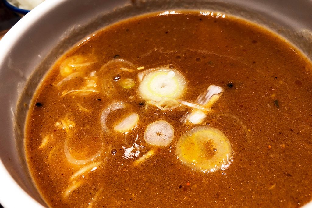 カレー味のつけ汁。濃厚なスープとマッチしたカレー味、ちょっとピリ辛