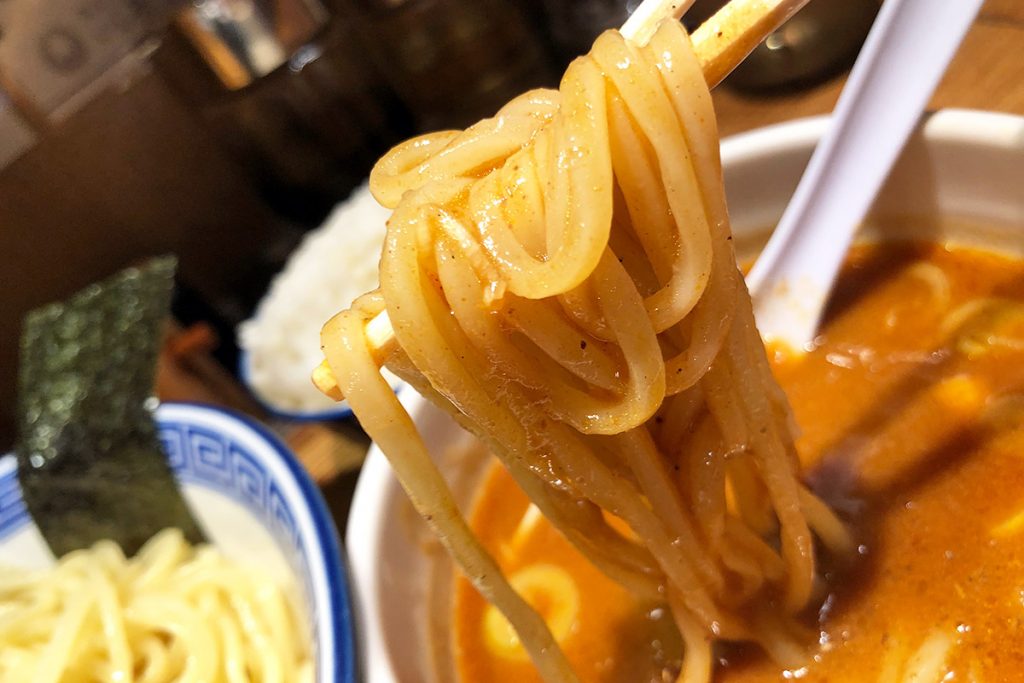麺にスープがよく絡みます
