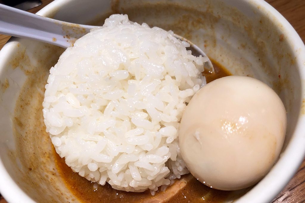 実は味玉も残していたので一緒に投入。しっかりと混ぜていただくと、これまた美味しい!混ぜた後の写真は微妙なので掲載しませんが、カレースープとご飯との相性も抜群です!